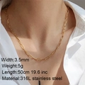 Collana a graffetta dorata da 3,5mm in acciaio inossidabile 316L indossata da modella - Grande Catena Figaro (50cm)