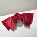Détail d'une grande pince à cheveux en velours rouge avec rose et texture douce - Barrette à Cheveux Grand Nœud Double en Velours Bordeaux avec Fleur