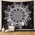 Dettaglio dell'arazzo mandala bianco e nero con dodici segni zodiacali e motivi geometrici - 73X95CM