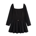 Detail van zwarte mini-jurk met vierkante hals, lange mouwen en geplooide rok platgelegd - S / Zwart