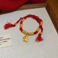 Dettaglio del bracciale a corda rossa intrecciata con perle dorate e ciondolo cavallo - Stile Ciondolo Zodiacale Cartoon in Corda Rossa (32#)