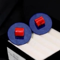 Detailansicht der runden blauen Quastenohrringe mit rotem Zylinder in minimalistischem Design - 3# Stil (Silber Ohrringpfosten) / Blau/Rot