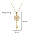 Detalle de colgante de llave de concha dorada con corazón e información de 4,1cm por 1,4cm - Estilo Llave de Concha (C105)