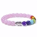 Detail von rosa Natursteinperlen und Silber-Elefantenanhänger an elastischem Yoga-Armband - Rosenquarz-Elefant Armband