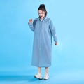 Impermeabile in EVA azzurro con cappuccio e bottoni bianchi per adulti unisex - 18 Seta Blu Foschia