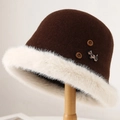 Cappello a secchiello in feltro caffè con bordo in ecopelliccia e ciondolo a cane - M(56-58cm) / caffè