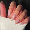 Uñas postizas elegantes con base rosa nude, ondas azules y detalles de purpurina plata - Base Rosa Nude con Ondas Rosa Azul (JP1780)