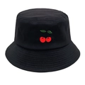Dettaglio del ricamo a ciliegia rossa su un cappello a secchiello in cotone nero su bianco - M (56-58cm) / Nero