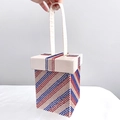 Bolso de mano de cubo lujoso con pedrería brillante en rayas rojas azules y plateadas - Blanco