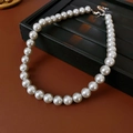 Primer plano de collar de perlas blancas con cierre plateado y cadena ajustable - Gris-10mm