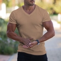 Nahaufnahme des V-Ausschnitt-Herren-T-Shirts aus khakifarbenem Rippstrick-Gewebe - Khaki