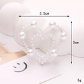 Detailansicht der Perlenherz-Schuhanhänger mit den Maßen 3,5 cm x 3 cm und 5 g Gewicht - Perle Doppelherz Silber