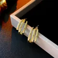 Boucles d'oreilles clous en métal doré multicouche en forme de C au design 3D chic - Style Forme C Triple Couche Dorée (HE4053)