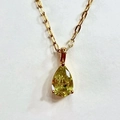 Collana a goccia dorata con pendente in zircone giallo taglio a pera su catena sottile - Agosto