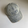 Detail van Brooklyn 3D-borduurwerk op vintage gewassen denim pet met distressed details - M(56-58cm) / Vintage Blauw