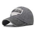 Dettaglio del cappello da baseball in cotone grigio slavato con toppa ricamata vintage - Nuovo Testa di Toro Patchwork Grigio