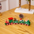 Detail der hölzernen Weihnachtsbahn mit Schneemann und Bär auf festlichem Tisch - 4 Segmente / Grün