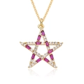 Collar hip hop de estrella dorada con micropavé de circonitas rosas y claras sobre blanco - Estilo Estrella Rosa (F084)