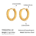 Primer plano de pendientes de aro de acero inoxidable bañados en oro 18K con textura martillada - Estilo 1.4cm (YYE023761-10)