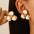 Elegantes pendientes de flor rosa nacarado con bordes dorados puestos en oreja - Pendientes de botón (02 Pendientes Blanco perlado 8387) / Blanco perla