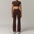 Ensemble de yoga marron chocolat avec haut court à manches courtes et leggings évasés taille haute - S / Manches Courtes + Pantalon Évasé / Café