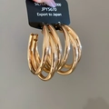 Detailaufnahme mehrlagiger goldener Creolen mit polierter Oberfläche und Displaykarte - Groß / Gold (925 Sterling Silber Ohrringstift)
