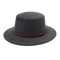 Détail d'un chapeau en feutre gris foncé à bord plat avec un ruban ethnique tressé marron - M (56-58cm) / Gris clair