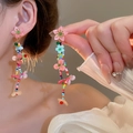 Dettaglio di orecchini pendenti con fiori colorati e perline dal design vivace - 21# Pendente Lungo Multicolore Bohémien (WE2593)