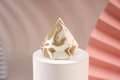 Spugnetta beauty a forma di diamante con motivo marmo bianco e oro su base bianca - Diamante Marmorizzato Marrone Bianco