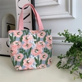 Dettaglio di una borsa in tela a fiori con tulipani rosa e un bottone a scatto dorato - Ibisco Rosa
