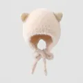 Dettaglio del cappello invernale in peluche per bambini con orecchie di gatto in bianco crema - 3-6 anni / Beige