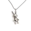 Close-up van zilveren mechanische konijn hanger ketting met beweegbare gewrichten voor hip-hop. - Eenvoudige Stijl / Zilver