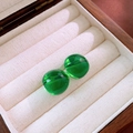 Boucles d'oreilles dôme vert émeraude translucides dans un écrin à bijoux en bois blanc - Boucles d'oreilles rondes en résine verte