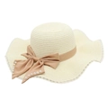 Détail d'un chapeau de paille à bord ondulé, ruban marron et élégantes perles décoratives - Taille unique / crème