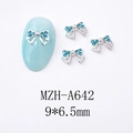 Détail d'un nœud papillon en métal argenté de 9x6,5mm avec strass bleu clair pour ongles - Style Nœud Papillon (A642)