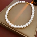 Primo piano dettagliato di una collana di perle bianche su un portagioie con chiusura - Stile di Specifica 12mm (HN7011)