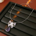 Détail du collier argenté avec pierre violette en poire et pendentif nœud serti - Collier Violet