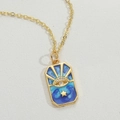 Vista macro del colgante rectangular de esmalte dorado con ojo de la suerte y estrella - Estrella de Mar