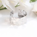 Eleganter breiter unregelmäßiger Hammerschlag-Silberarmreif aus Edelstahl für Damen - Breite unregelmäßige Textur / Silber