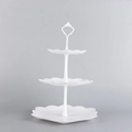 Soporte para postres de tres niveles en plástico blanco con bordes florales y asa superior - 3 Niveles Hexagonal