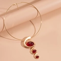 Goldenes Choker-Halsband mit dreilagigen roten Harzanhängern in ovaler Form - Halsreif-Rot
