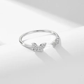 Minimalistischer Schmetterlingsring aus Sterlingsilber mit funkelndem Zirkonia-Besatz - Einstellbar Offen / Silber