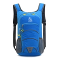 Mochila de ciclismo azul ligera con correas transpirables y bolsillo para bolsa de agua - 20-35L / Azul claro