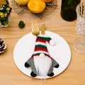 Porte-couverts de Noël gnome avec bonnet rayé rouge et vert et barbe blanche sur assiette - L2-26 Porte-Couverts Gnome Chapeau Courbé Corps Gris / Gris