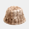 Dettaglio del cappello pescatore in ecopelliccia kaki con trama a righe verticali - M (56-58cm) / Tie-Dye Cachi Beige