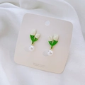 Detalle de pendientes de tulipán con pétalos blancos hojas verdes y una perla fina - Dangle Earrings / Pendientes de tulipán con perlas