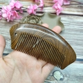 Pettine artigianale in legno di sandalo scuro da 13 cm con venature naturali a luna - Forma di pesce volante