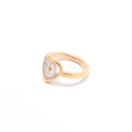 Dettaglio anello a cuore in acciaio dorato 18K con inserto di vero fiore secco - Oro Cuore