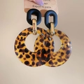 Detaillierte Nahaufnahme der Acryl-Creolen mit Leopardenmuster und dreifach verschachteltem Design - Drei-Ring-Verschachtelung Leopard-Hoop-Stil / Silberner Ohrstecker - Kaffee