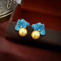 Dettaglio di orecchini vintage con fiori in smalto blu e perle dorate lucide - Fiore Perla Smalto Blu (25#)